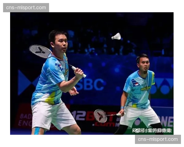 特写:37岁老将亨德拉在全英赛赛后向观众致意,疑似告别 特写:37岁老将亨德拉在全英赛赛后向观众致意,疑似告别